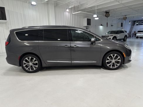 Used 2018 Chrysler Pacifica Limited FWD image 6