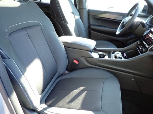 New 2025 Jeep Grand Cherokee Laredo X image 10