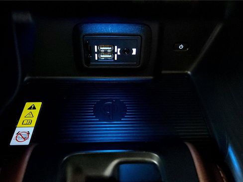 Used 2021 Toyota Venza Limited image 36