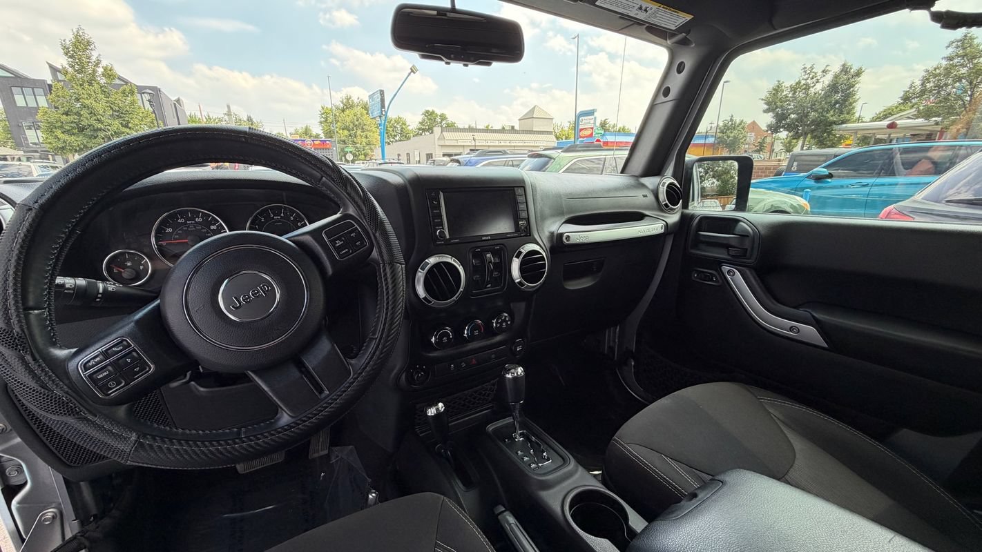 Used 2015 Jeep Wrangler Unlimited Sahara w/ Connectivity Group AWD/4WD image 8