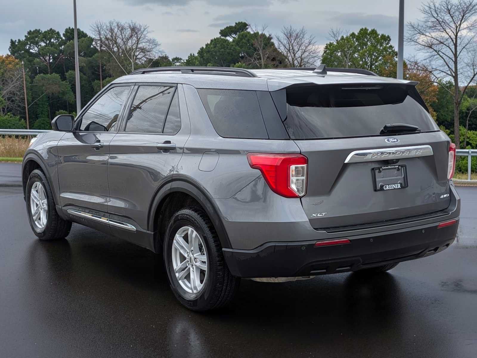 Used 2024 Ford Explorer XLT AWD/4WD image 3