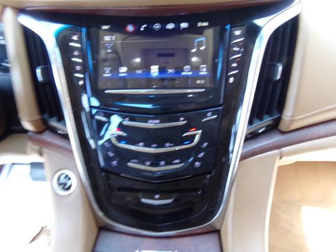 Used 2016 Cadillac Escalade ESV Platinum AWD/4WD image 37