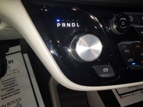 Used 2024 Chrysler Pacifica Touring-L image 25