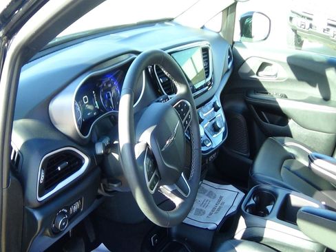 Certified 2025 Chrysler Pacifica Select FWD image 16