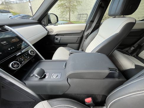 Used 2024 Land Rover Discovery Dynamic SE image 27