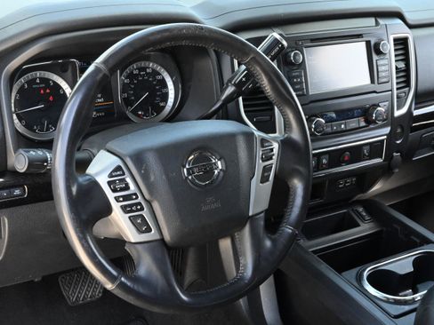 Used 2019 Nissan Titan SV w/ SV Convenience Package RWD image 11