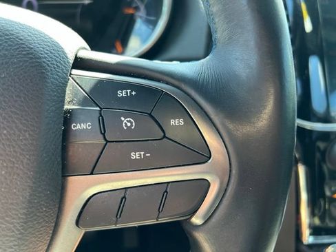 Used 2019 Jeep Grand Cherokee Laredo AWD/4WD image 25
