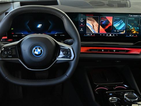 Used 2025 BMW i5 eDrive40i w/ Executive Package RWD image 16