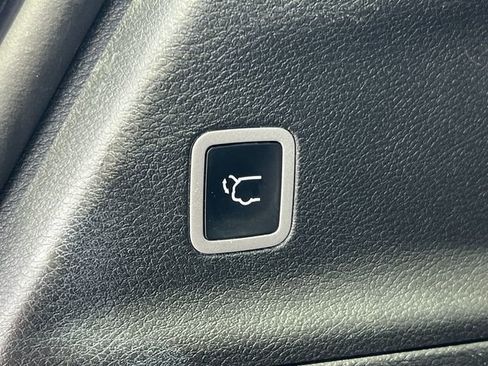 Used 2025 Chrysler Pacifica Select FWD image 40