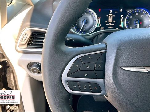 Used 2024 Chrysler Pacifica Touring-L image 17