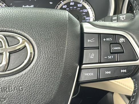 Used 2023 Toyota Highlander XLE AWD/4WD image 24
