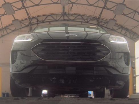 Used 2022 Ford Escape SE w/ SE Sport Appearance Package FWD image 3