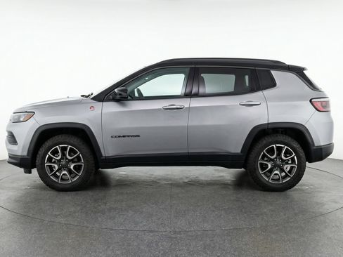 Used 2025 Jeep Compass Trailhawk image 5