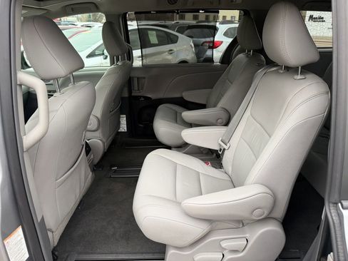 Used 2018 Toyota Sienna XLE w/ XLE Navigation Package image 16