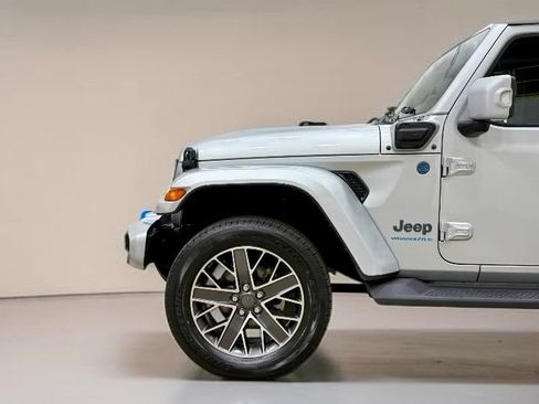Used 2023 Jeep Wrangler Unlimited Sahara AWD/4WD image 4