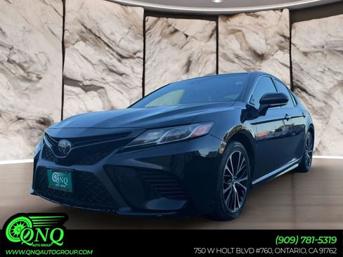Used 2018 Toyota Camry SE w/ Moonroof Package FWD image 1