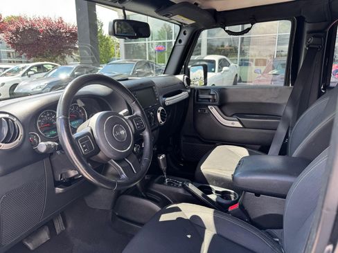 Used 2018 Jeep Wrangler Unlimited Sahara AWD/4WD image 5