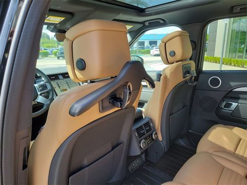 New 2025 Land Rover Discovery Dynamic SE image 17