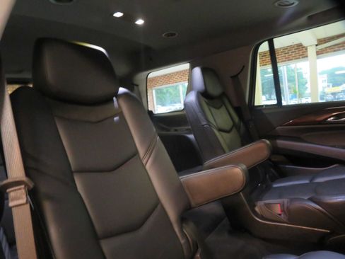 Used 2018 Cadillac Escalade Luxury AWD/4WD image 26