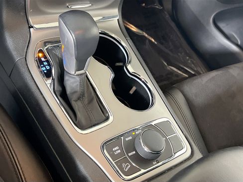 Used 2022 Jeep Grand Cherokee Laredo X image 17