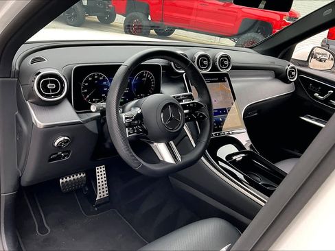 Used 2025 Mercedes-Benz GLC 350e 4MATIC image 17