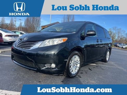 Used 2017 Toyota Sienna XLE w/ XLE Navigation Package image 1