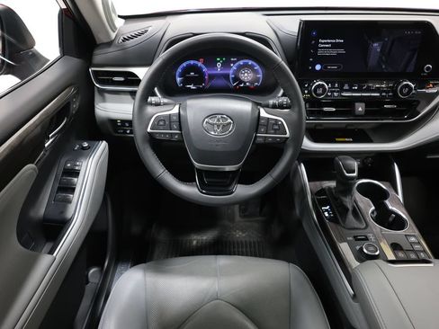 Used 2024 Toyota Highlander Limited AWD/4WD image 16