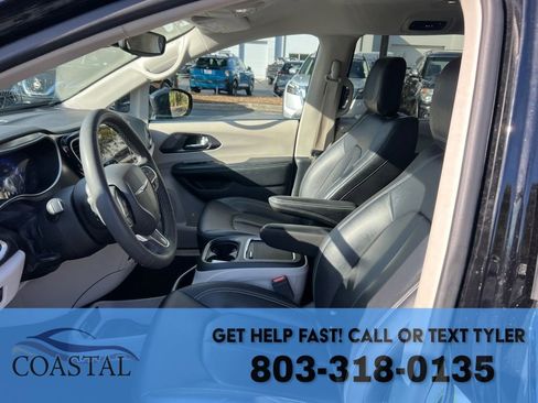 Used 2024 Chrysler Pacifica Touring-L FWD image 13