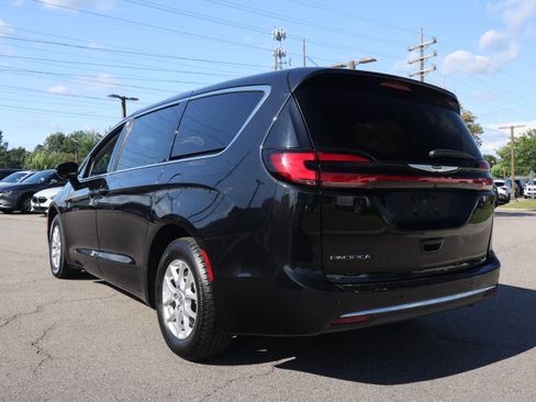 Used 2024 Chrysler Pacifica Touring-L FWD image 3
