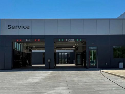 Used 2024 Nissan Armada SL w/ Captain's Chairs Package image 37