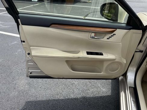 Used 2013 Lexus ES 300h w/ Luxury Pkg FWD image 12