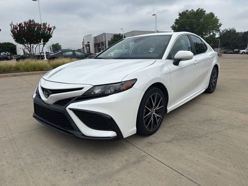 Used 2024 Toyota Camry SE FWD image 1