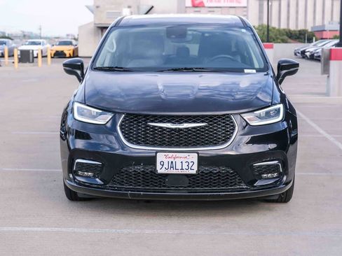 Used 2023 Chrysler Pacifica Touring-L FWD image 2
