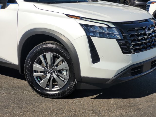 New 2026 Nissan Pathfinder SV w/ SV Premium Package AWD/4WD image 3