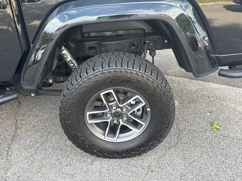 Used 2021 Jeep Gladiator Overland AWD/4WD image 4