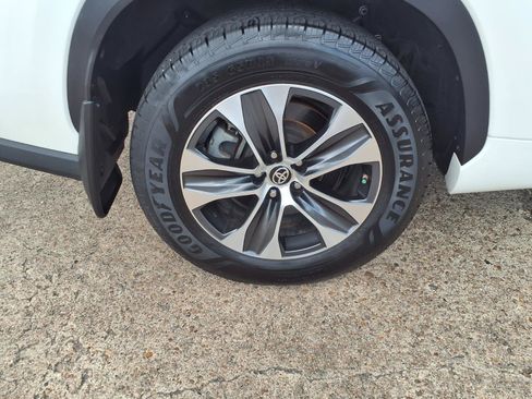 Used 2021 Toyota Highlander XLE FWD image 31