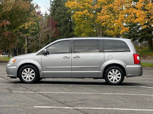 Used 2013 Chrysler Town & Country Touring image 2