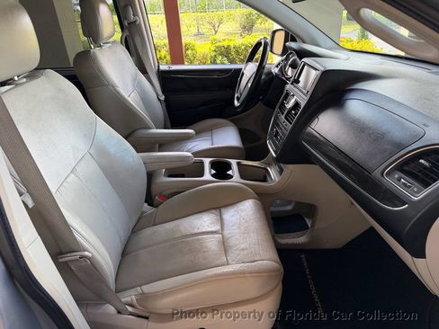 Used 2013 Chrysler Town & Country Limited w/ Luxury Group FWD image 10