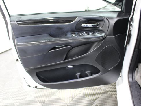 Used 2014 Chrysler Town & Country S FWD image 6