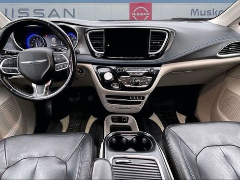 Used 2021 Chrysler Pacifica Touring-L FWD image 7