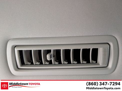 Certified 2024 Toyota Highlander XLE image 29