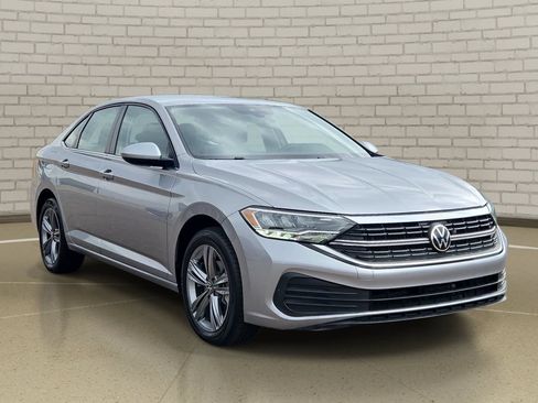 Used 2024 Volkswagen Jetta SE FWD image 3