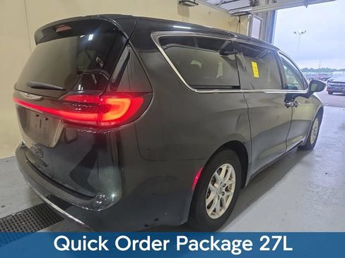 Used 2023 Chrysler Pacifica Touring-L FWD image 3