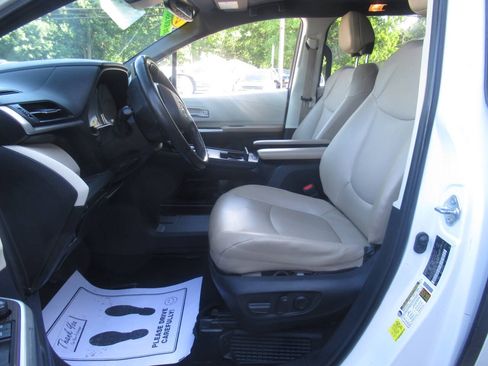 Used 2021 Toyota Sienna XLE AWD/4WD image 23