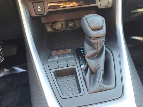 Used 2019 Toyota RAV4 LE image 29