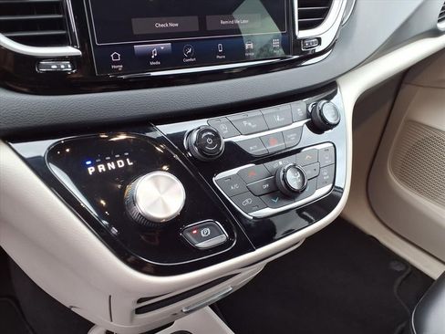 Used 2023 Chrysler Pacifica Touring-L image 7