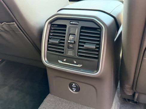 Certified 2025 Porsche Macan AWD/4WD image 29