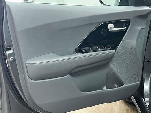 Used 2017 Kia Niro EX FWD image 14