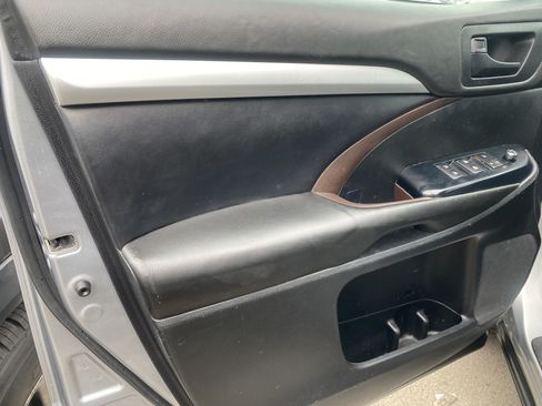 Used 2018 Toyota Highlander Plus FWD image 11