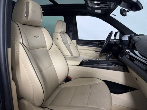 Used 2023 Cadillac Escalade Premium Luxury w/ Performance Package AWD/4WD image 32